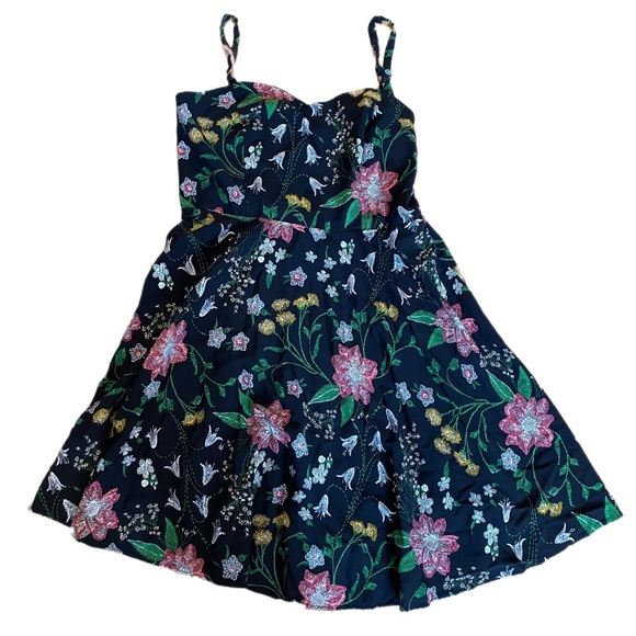 Old navy summer dress size large. Mid thigh length in excellent condition - Picture 2 of 3